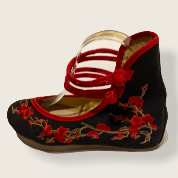 9 🆕NEW Black & Floral Comfy Shoes w/ ankle straps - Picture 2 of 5